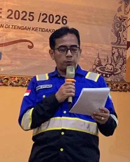 Ar. Denni Effendi, ST., IAI, berbicara memakai mikrofon dalam sebuah acara